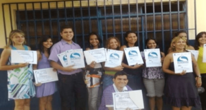 Alunos recebendo certificados de PÓS-GRADUAÇÃO